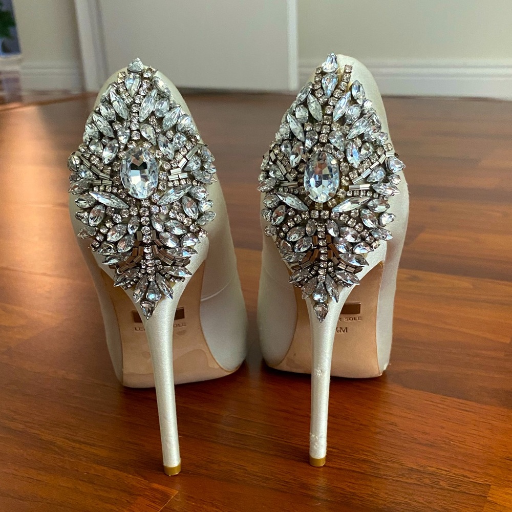 Badgley Mischka Kiara shoes in white/satin size 7.5
